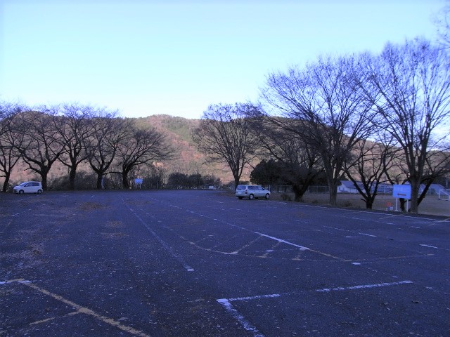 仏果山・高取山の登山口、愛川ふれあいの村第一駐車場【登山口ナビ】
