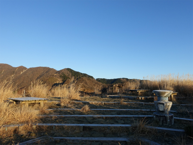 塔ノ岳(丹沢表尾根) 登山口コースガイド 烏尾山山頂ベンチ【登山口ナビ】