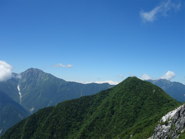 鳳凰三山（青木鉱泉～ドンドコ沢コース）登山口コースガイド 赤抜沢ノ頭山頂からの北岳・仙丈ヶ岳の眺望【登山口ナビ】