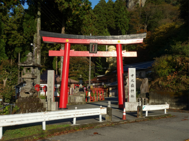 表妙義・金洞山（中ノ岳～鷹戻し～相馬岳） 登山口コースガイド 稜線コース分岐 中之嶽神社鳥居【登山口ナビ】