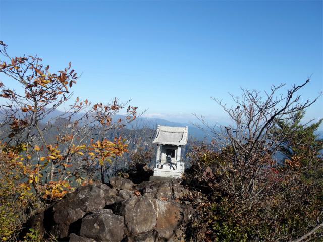 表妙義・金洞山（中ノ岳～鷹戻し～相馬岳） 登山口コースガイド 中ノ岳山頂の祠【登山口ナビ】