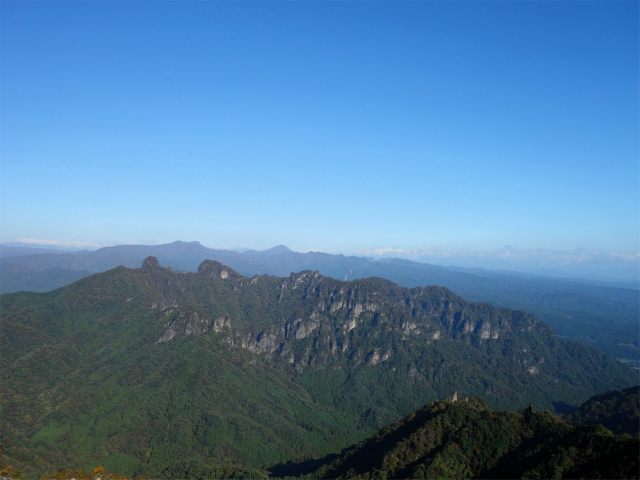 表妙義・金洞山（中ノ岳～鷹戻し～相馬岳） 登山口コースガイド 中ノ岳山頂から裏妙義の眺望【登山口ナビ】