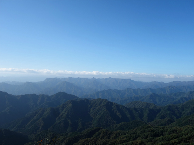 表妙義・金洞山（中ノ岳～鷹戻し～相馬岳） 登山口コースガイド 中ノ岳山頂から荒船山の眺望【登山口ナビ】