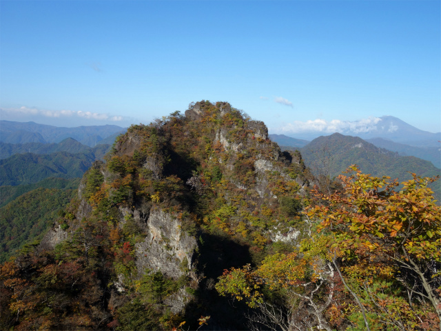 表妙義・金洞山（中ノ岳～鷹戻し～相馬岳） 登山口コースガイド 中ノ岳山頂から西岳と浅間山の眺望【登山口ナビ】