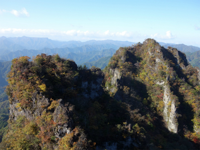 表妙義・金洞山（中ノ岳～鷹戻し～相馬岳） 登山口コースガイド 東岳山頂からの中ノ岳・西岳の眺望【登山口ナビ】