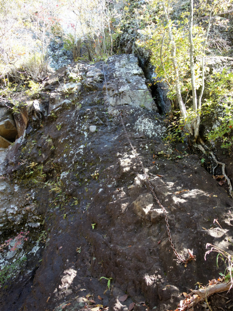 表妙義・金洞山（中ノ岳～鷹戻し～相馬岳） 登山口コースガイド ルンゼ内2段25m鎖場下段【登山口ナビ】