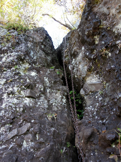 表妙義・金洞山（中ノ岳～鷹戻し～相馬岳） 登山口コースガイド ルンゼ内2段25m鎖場上段【登山口ナビ】