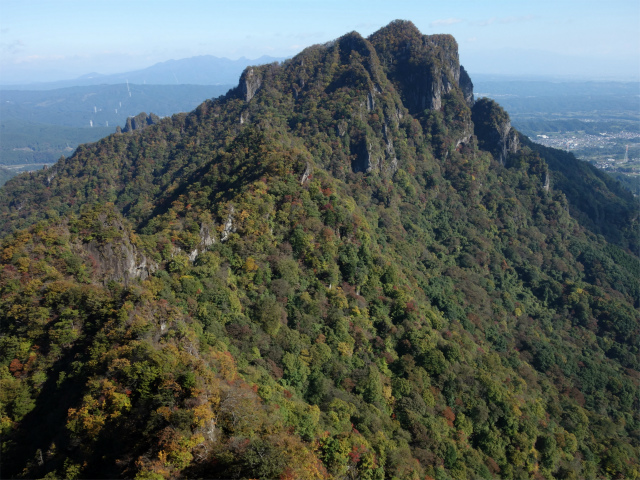 表妙義・金洞山（中ノ岳～鷹戻し～相馬岳） 登山口コースガイド 鷹戻しの鎖場上部からの白雲山【登山口ナビ】