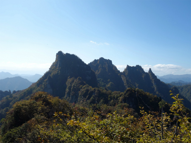 表妙義・金洞山（中ノ岳～鷹戻し～相馬岳） 登山口コースガイド 茨尾根パノラマ台からの金洞山の眺望【登山口ナビ】