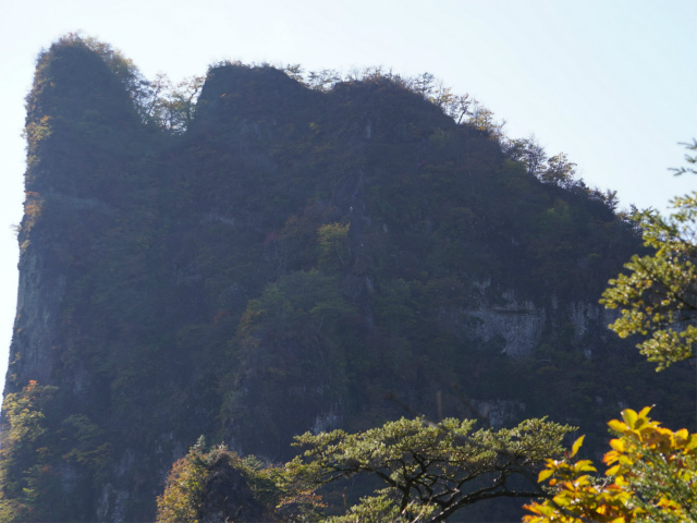 表妙義・金洞山（中ノ岳～鷹戻し～相馬岳） 登山口コースガイド 鞍部付近の露岩上から鷹戻しの眺望【登山口ナビ】