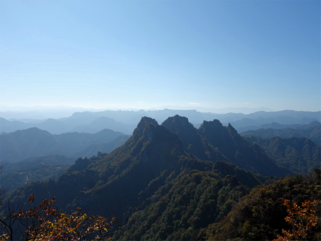 表妙義・金洞山（中ノ岳～鷹戻し～相馬岳） 登山口コースガイド 相馬岳山頂からの金洞山【登山口ナビ】