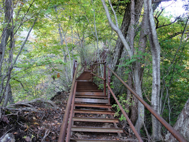 表妙義・金洞山（中ノ岳～鷹戻し～相馬岳） 登山口コースガイド 中間道長い鉄階段【登山口ナビ】