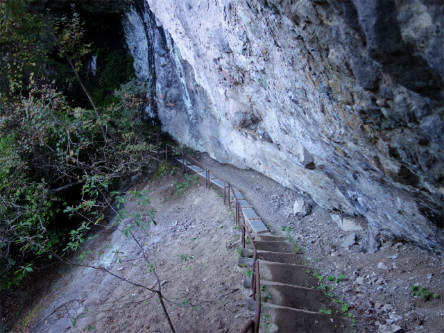 表妙義・金洞山（中ノ岳～鷹戻し～相馬岳） 登山口コースガイド 中間道岩壁基部【登山口ナビ】