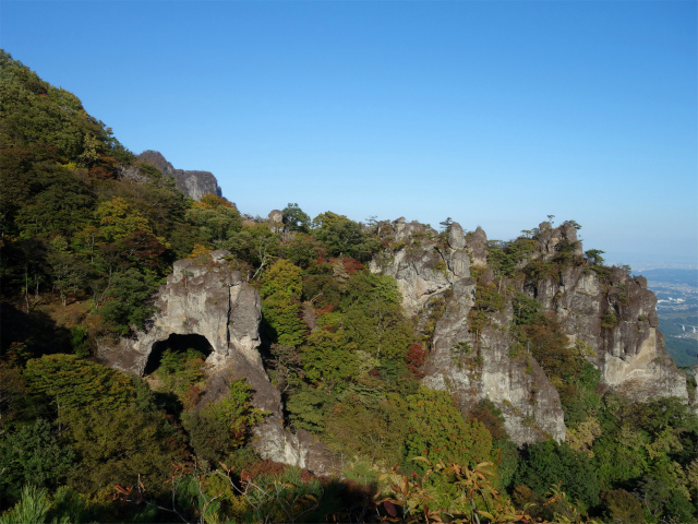 表妙義・金洞山（中ノ岳～鷹戻し～相馬岳） 登山口コースガイド 稜線コース分岐 見晴台からの第四石門・大砲岩【登山口ナビ】