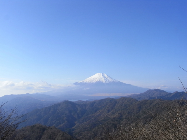 富士山が良く見える山 登山口コースガイド 菰釣山山頂【登山口ナビ】