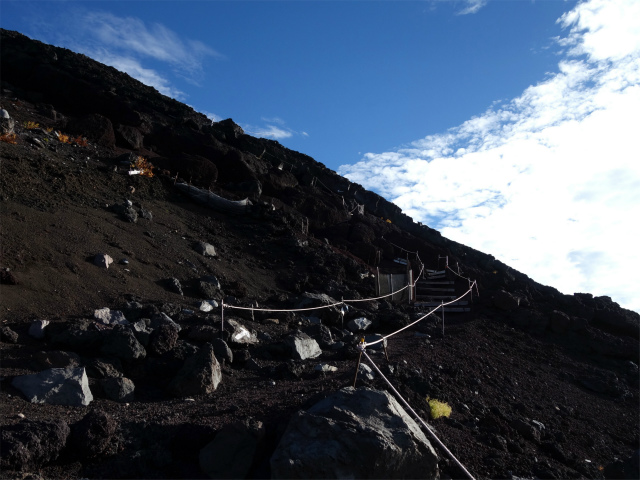 富士山 剣ヶ峰~お鉢巡り(富士宮ルート/無雪期日帰り)登山口コースガイド 表口八合目までの急登【登山口ナビ】