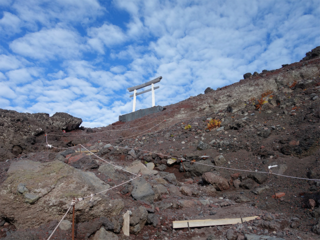 富士山 剣ヶ峰~お鉢巡り(富士宮ルート/無雪期日帰り)登山口コースガイド 表口八合目浅間神社奥宮鳥居【登山口ナビ】