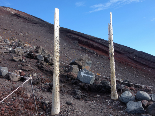 富士山 剣ヶ峰~お鉢巡り(富士宮ルート/無雪期日帰り)登山口コースガイド 鳥居柱【登山口ナビ】