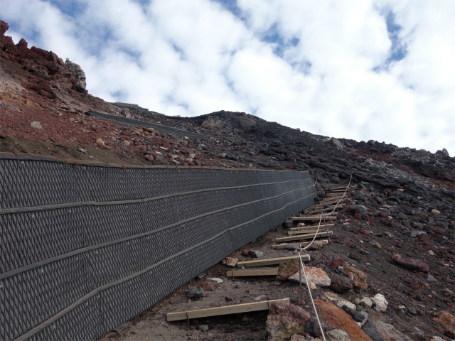 富士山 剣ヶ峰~お鉢巡り(富士宮ルート/無雪期日帰り)登山口コースガイド 山頂直下の階段【登山口ナビ】