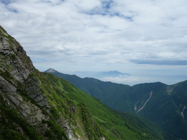 北岳（左俣コース）登山口コースガイド 北岳バットレス越しの甲斐駒ケ岳【登山口ナビ】