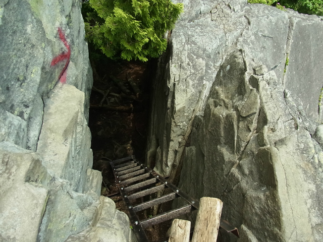 乾徳山（徳和峠～道満尾根コース）登山口コースガイド 岩の割れ目のハシゴ【登山口ナビ】