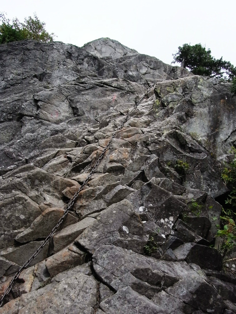 乾徳山（銀晶水・徳和コース）登山口コースガイド カミナリ岩の鎖場【登山口ナビ】