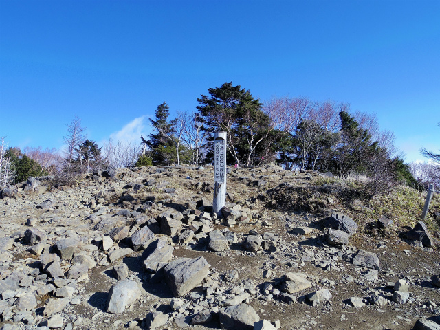 大菩薩嶺（富士見新道） 登山口コースガイド 稜線の2000m標柱【登山口ナビ】