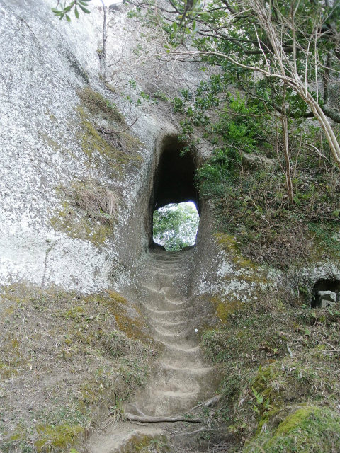 高宕山（石射太郎コース）登山口コースガイド 素掘りのトンネル【登山口ナビ】