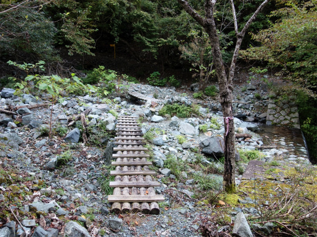 大室山（日陰沢橋～犬越路コース） 登山口コースガイド 木橋【登山口ナビ】