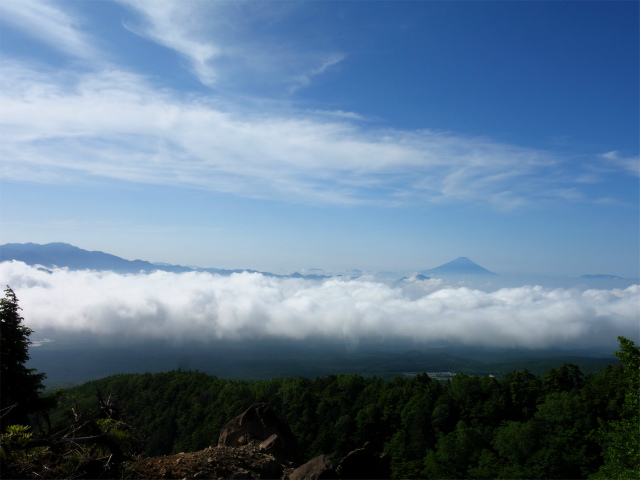 八ヶ岳・赤岳（防火線の頭～県界尾根） 登山口コースガイド 崩壊地上部からの富士山と奥秩父【登山口ナビ】