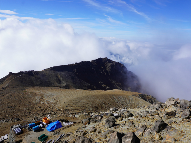 御嶽山・剣ヶ峰（黒沢口登山道） 登山口コースガイド 剣ヶ峰山頂からの王滝頂上の眺望【登山口ナビ】