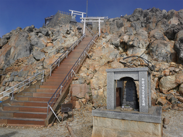 御嶽山・剣ヶ峰（黒沢口登山道） 登山口コースガイド 山頂直下の慰霊碑と階段【登山口ナビ】