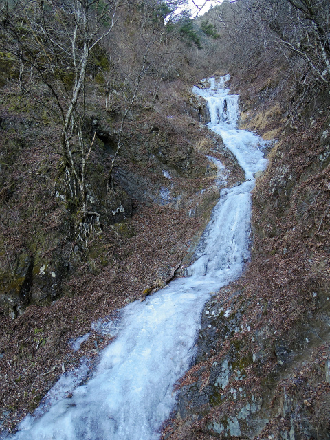 三ツ峠山（北口登山道）登山口コースガイド 凍結した白竜の滝【登山口コースガイド】