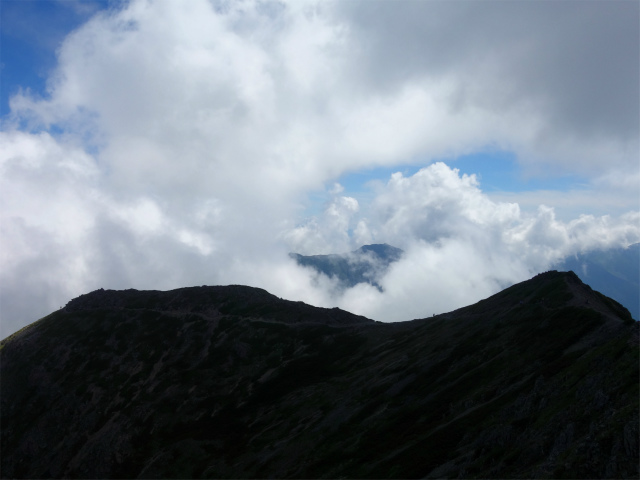 仙丈ヶ岳（北沢峠～小仙丈尾根）登山口コースガイド 仙丈ヶ岳山頂からの小仙丈尾根の眺望【登山口ナビ】