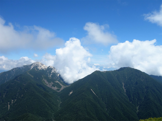 仙丈ヶ岳（北沢峠～小仙丈尾根）登山口コースガイド 小仙丈ヶ岳山頂からの甲斐駒ヶ岳とアサヨ峰の眺望【登山口ナビ】