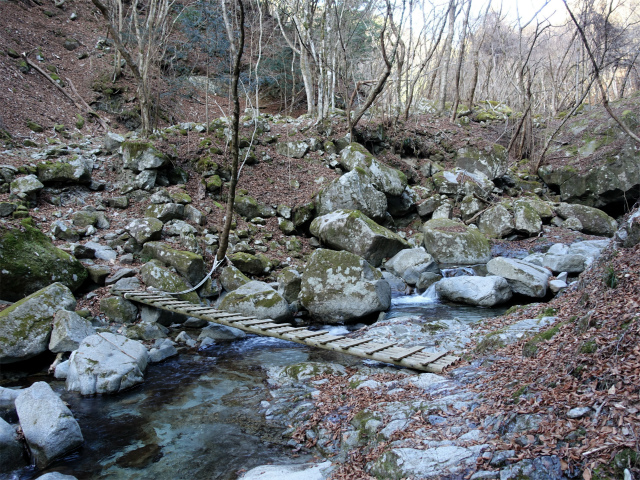 畦ヶ丸(西丹沢ビジターセンター~下棚・本棚) 登山口コースガイド 小滝前の木橋【登山口ナビ】
