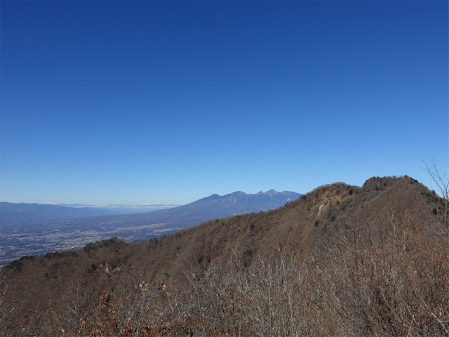 茅ヶ岳（深田記念公園～女岩コース） 登山口コースガイド 茅ヶ岳山頂からの金ヶ岳と八ヶ岳の眺望【登山口ナビ】