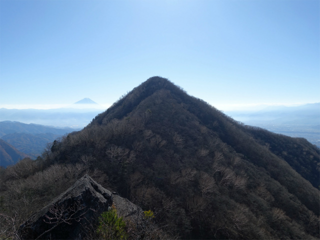 茅ヶ岳（金ヶ岳～千本桜公園） 登山口コースガイド 展望の巨岩からの富士山【登山口ナビ】