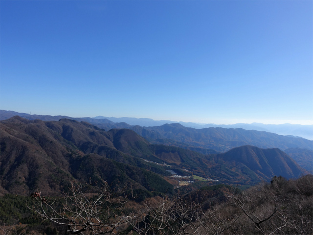 茅ヶ岳（金ヶ岳～千本桜公園） 登山口コースガイド 展望の巨岩からの大菩薩【登山口ナビ】