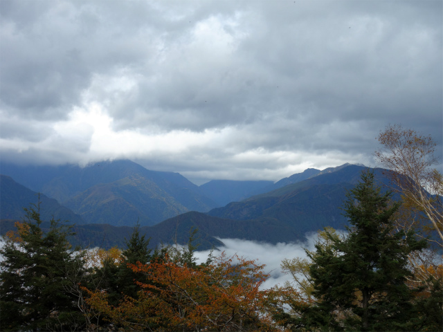 櫛形山（池の茶屋林道口～アヤメ平周回）登山口コースガイド 裸山山頂からの南アルプスの眺望【登山口ナビ】