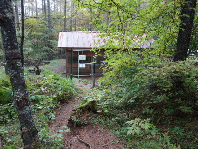 櫛形山（池の茶屋林道口～アヤメ平周回）登山口コースガイド 休憩舎【登山口ナビ】