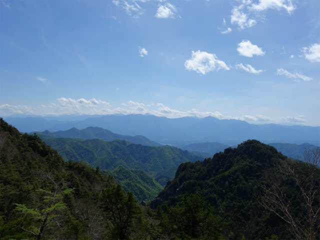 金峰山（富士見平口～大日岩）登山口コースガイド 岩壁直下から南アルプスの眺望【登山口ナビ】