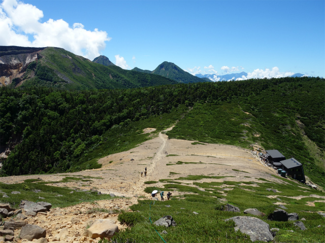 八ヶ岳・天狗岳（白砂新道～夏沢峠周回）登山口コースガイド 根石岳からの硫黄岳の眺望【登山口ナビ】