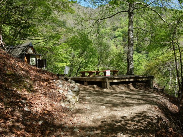 黒金山（西沢渓谷～牛首のタル） 登山口コースガイド 西沢渓谷遊歩道ベンチ・トイレ【登山口ナビ】