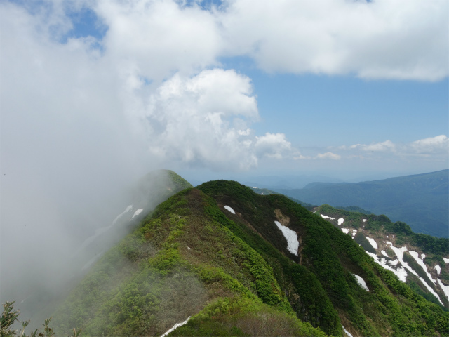 守門岳（保久礼コース）登山口コースガイド 袴岳山頂から烏帽子山【登山口ナビ】