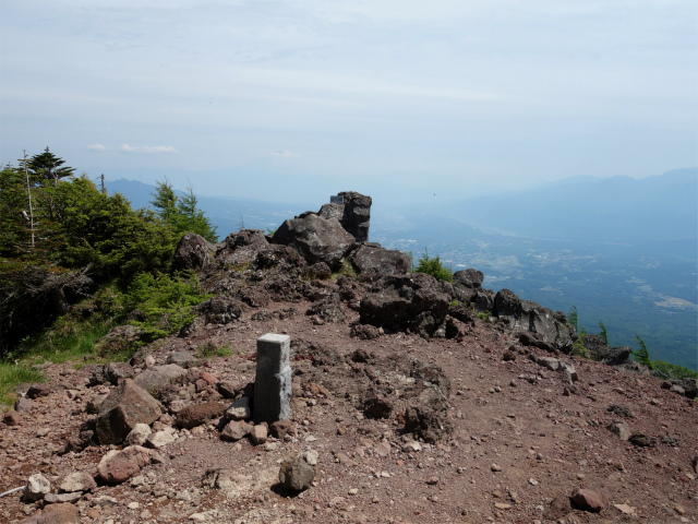 八ヶ岳・権現岳（天女山～三ツ頭）登山口コースガイド 前三ツ頭の山頂標と富士山【登山口ナビ】