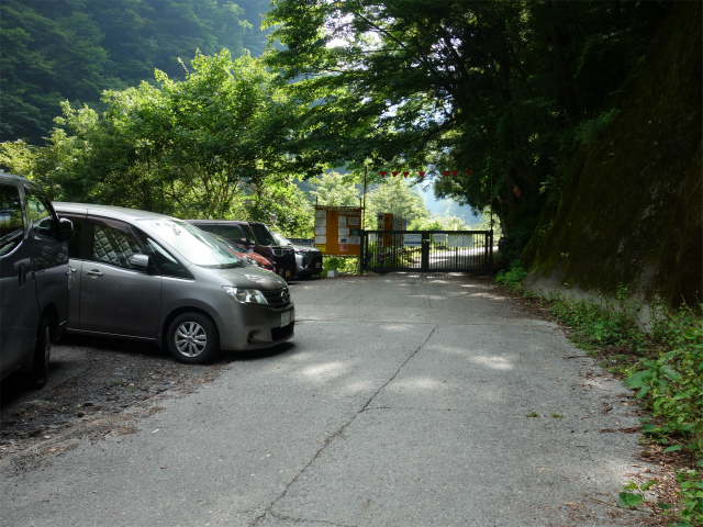 農鳥岳（奈良田～大門沢～西農鳥岳）登山口コースガイド 作業道ゲート【登山口ナビ】