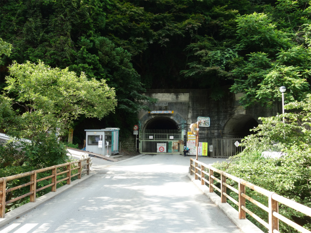 農鳥岳（奈良田～大門沢～西農鳥岳）登山口コースガイド 開運隧道前【登山口ナビ】