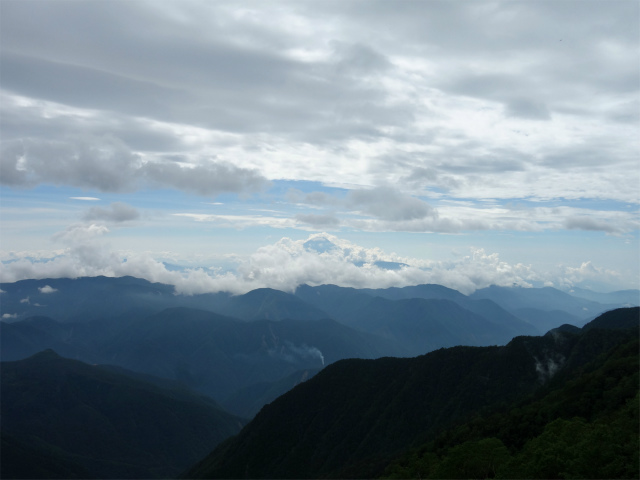 農鳥岳（奈良田～大門沢～西農鳥岳）登山口コースガイド ザレの最上部からの櫛形山と富士山【登山口ナビ】