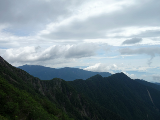 農鳥岳（奈良田～大門沢～西農鳥岳）登山口コースガイド ザレの最上部からの大唐松尾根と鳳凰山【登山口ナビ】